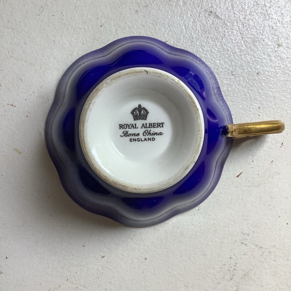 Royal Albert Tea Cup & Saucer England - Picture 3 of 10